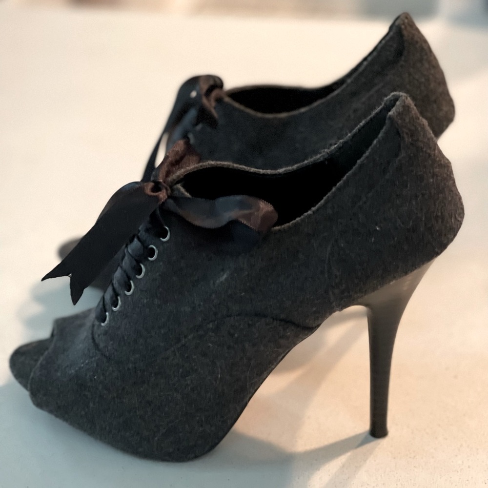 Lauren Conrad(Never Worn)- women’s wool gray lace up heels size 6 med